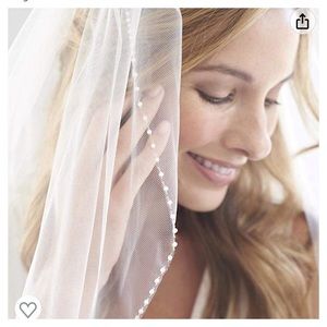 GORGEOUS Finger-tip veil with delicate details!